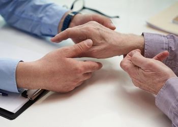 Por que as mãos tremem? Entre o natural, o neurológico e o ortopédico
