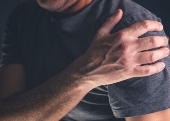 O enigma da dor noturna: por que o ombro dói mais à noite?